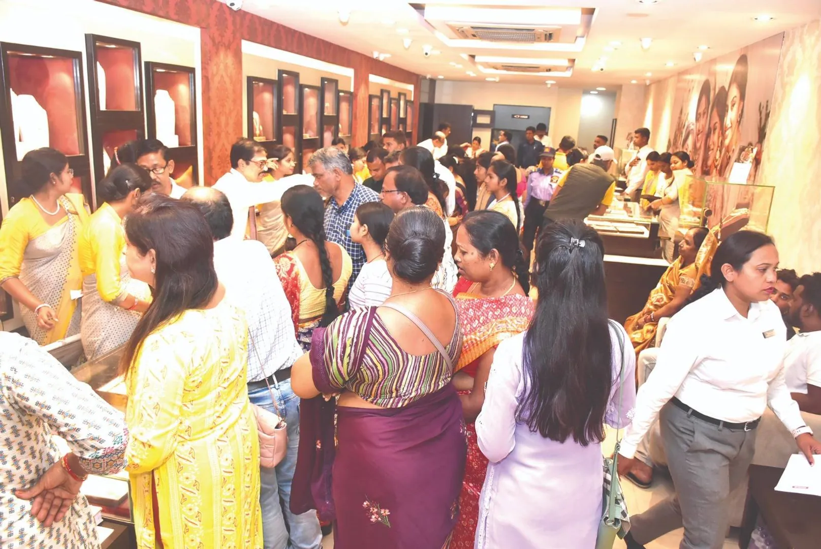 ଧନତେରସ୍‌: ବୋହିନେଲେ ୫୦ କୋଟି ସୁନା, ଗହଣା ଓ କଂସାବାସନ ଦୋକାନରେ ଅସମ୍ଭାଳ ଭିଡ଼