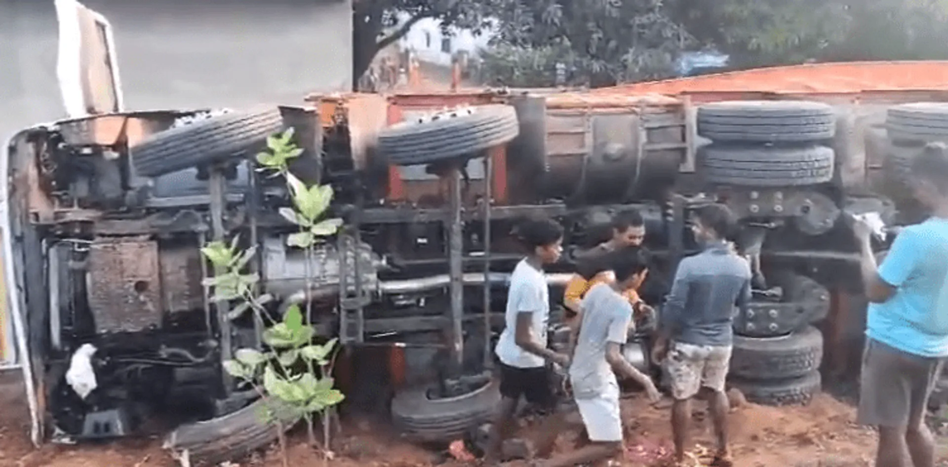 ଓଲଟିଲା ଗୋରୁବୋଝେଇ କ୍ୟାଣ୍ଟେନର: ୧୧ ଗାଈ ମୃତ, ଚାଳକ ଓ ଗୋମାଫିଆ ଫେରାର୍