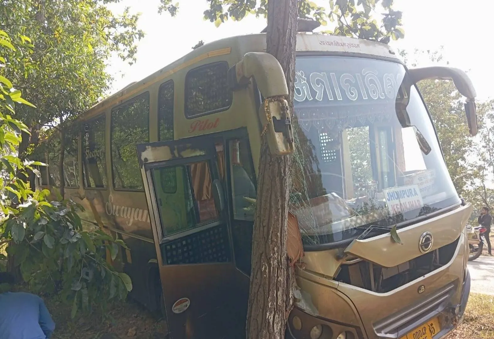 ଗଛରେ ଧକ୍କା ଦେଲା ଯାଦ୍ରୀବାହୀ ବସ୍‌