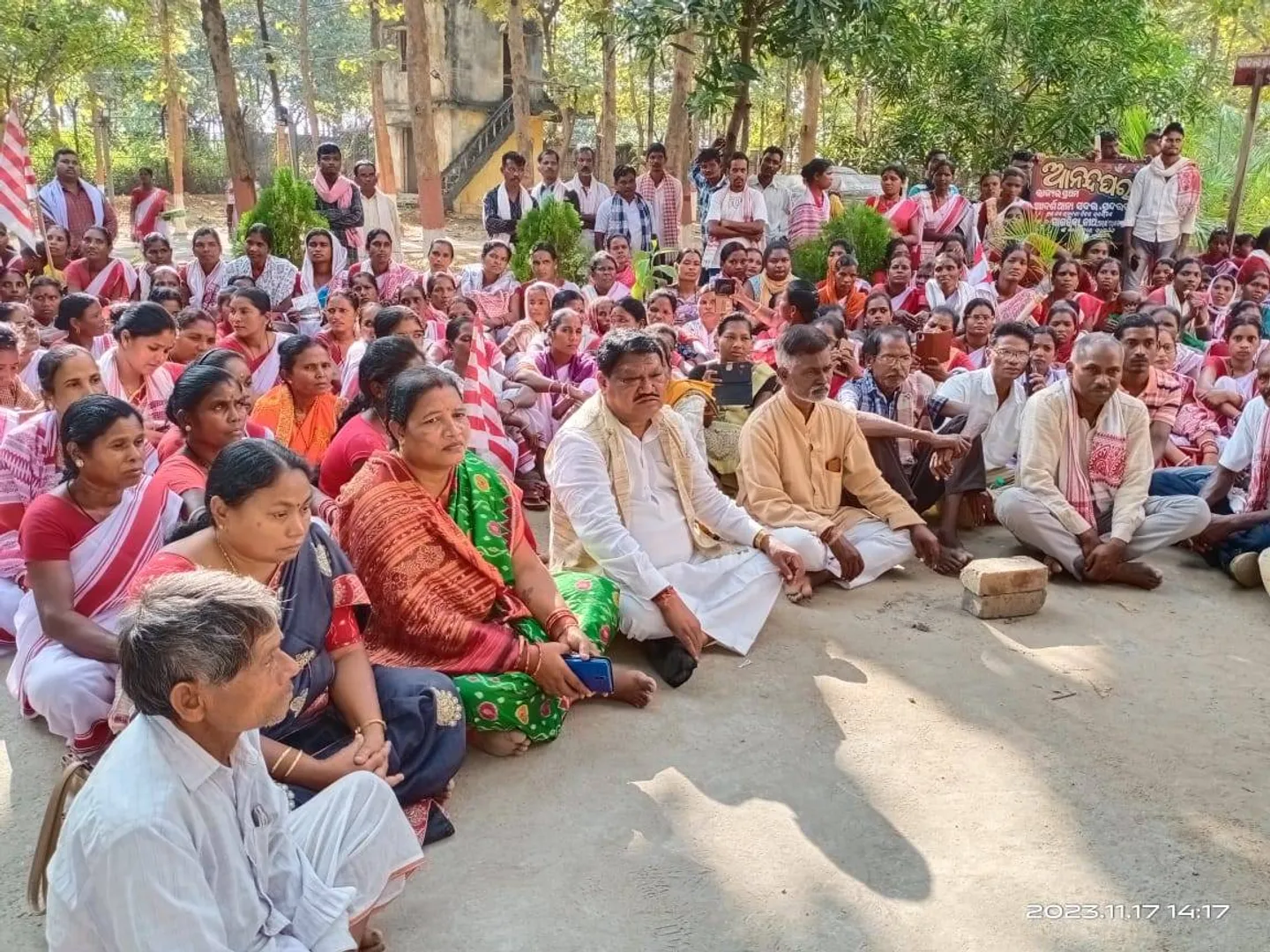 କରମା ପୂଜାରେ ଗଣ୍ଡଗୋଳ ମାମଲା: ଥାନା ଆଗରେ ଧାରଣା ଦେଲେ ସାଂସଦ ଜୁଏଲ ଓରାମ