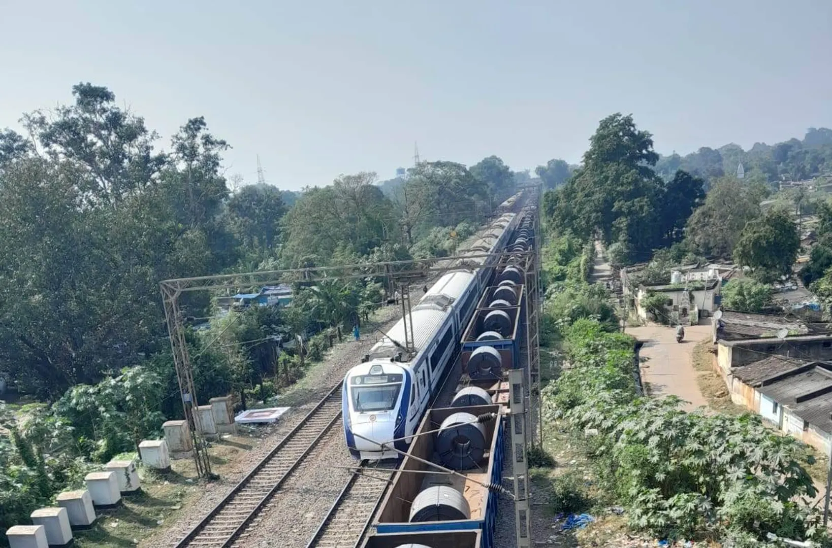 ପୁଣି ରେଳବାଇର ଅବହେଳା: ଗୋଟିଏ ଲାଇନରେ ପାସେଞ୍ଜର ଓ ଦୁଇ ଏକ୍ସପ୍ରେସ ଟ୍ରେନ୍