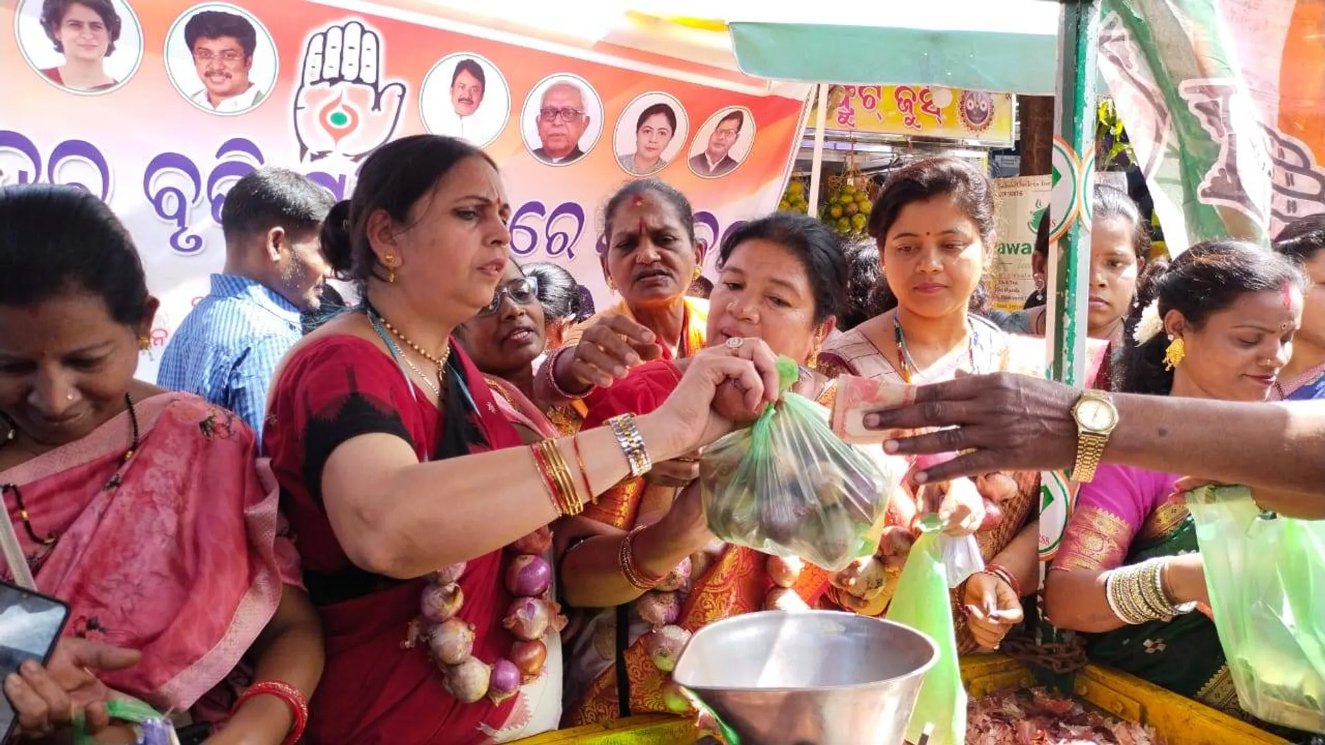 ଦର ବୃଦ୍ଧିକୁ ନେଇ ମହିଳା କଂଗ୍ରେସର ପ୍ରତିବାଦ: ରାସ୍ତା ଉପରେ କିଲୋ ୩୦ଟଙ୍କାରେ ବିକିଲେ ପିଆଜ