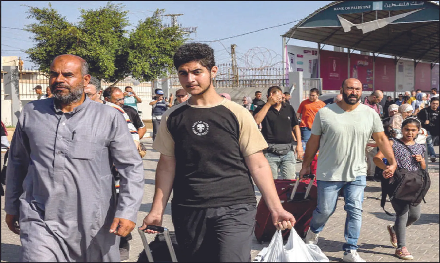 ଆକ୍ରମଣ ଜାରି: ଗାଜା ଛାଡ଼ିଲେ ବିଦେଶୀ ନାଗରିକ, ରିଲିଫ୍‌ ଶିବିର ବୋମାମାଡ଼କୁ ଆରବ ରାଷ୍ଟ୍ରଙ୍କ ନିନ୍ଦା