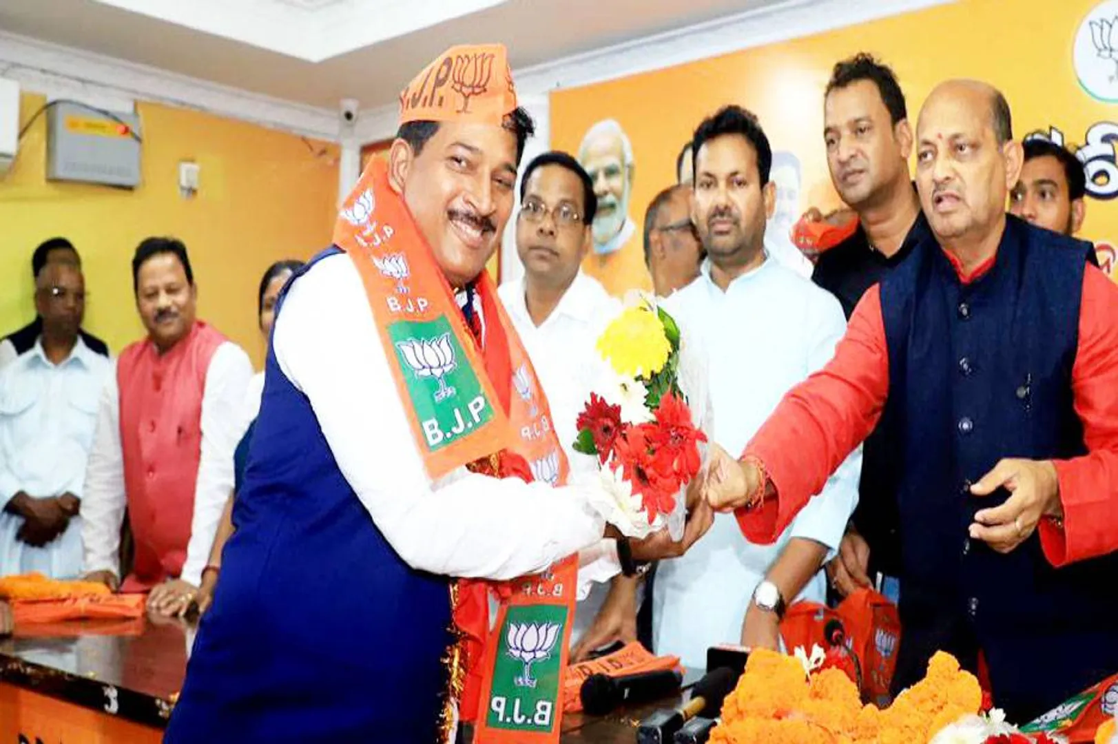 ବିଜେଡି ଓ କଂଗ୍ରେସ କାର୍ଯ୍ୟକର୍ତା ବିଜେପିରେ: ଚର୍ଚ୍ଚାରେ ପୂର୍ବତନ ଆଇଆର୍‌ଏସ୍‌ ସମ୍ବିତ ତ୍ରିପାଠୀ