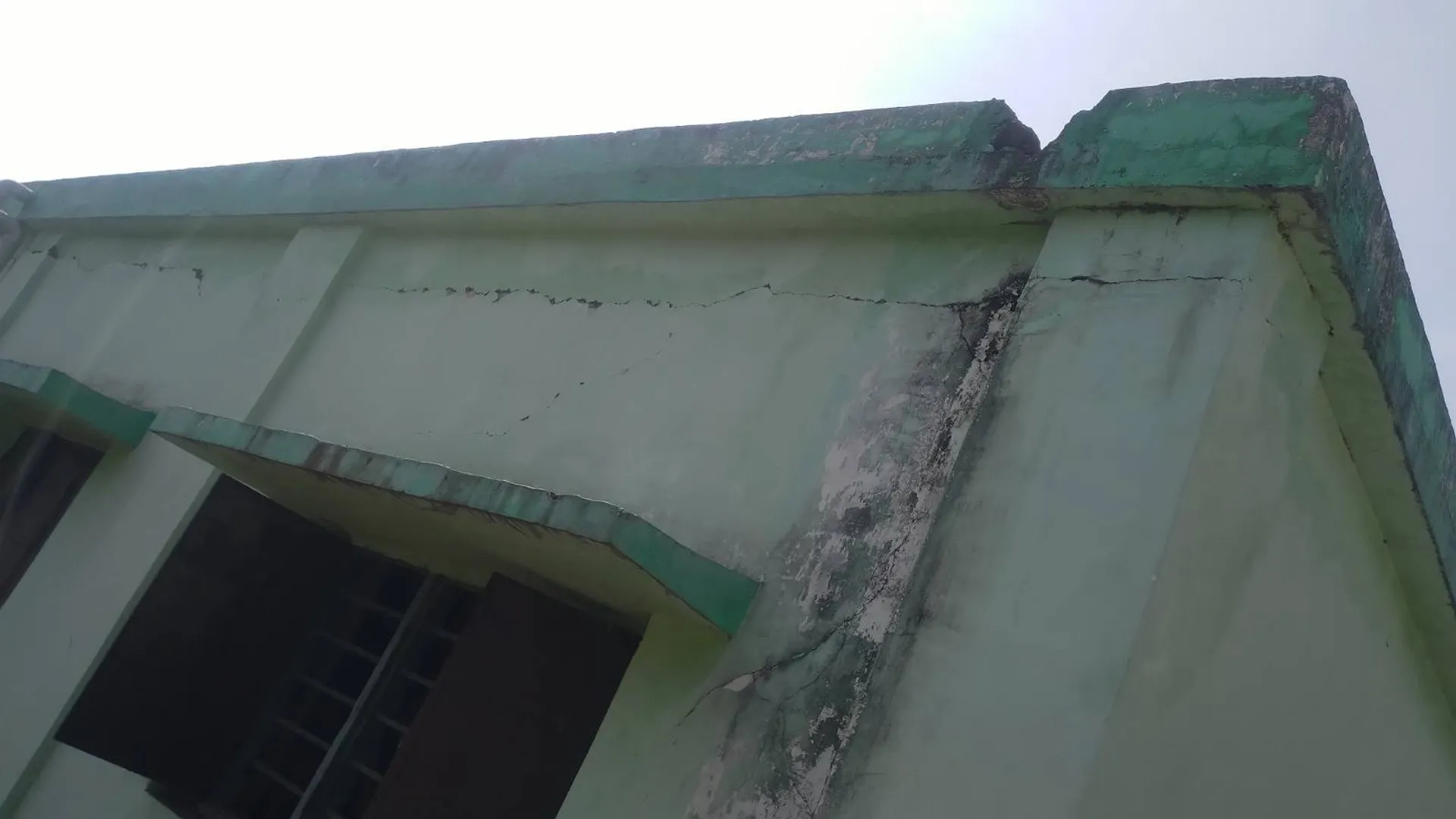 ହାଇସ୍କୁଲ ରୂପାନ୍ତରଣର ଅସଲଚିତ୍ର: ଛାତରୁ ପାଣି ଗଳୁଛି, ଫଟା କାନ୍ଥରେ ରଙ୍ଗ