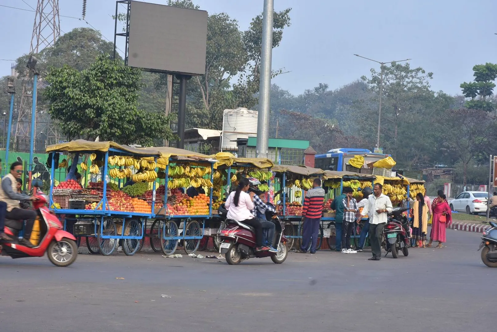 ପୁଣି ଜବରଦଖଲରେ ସ୍ମାର୍ଟସିଟି ଫୁଟ୍‌ପାଥ୍‌; ରାସ୍ତାକଡ଼କୁ ମାଡ଼ିଆସିଲେଣି ଉଠା ଦୋକାନି, ଆର୍‌ଏମ୍‌ସିର ନିଘା ନାହିଁ
