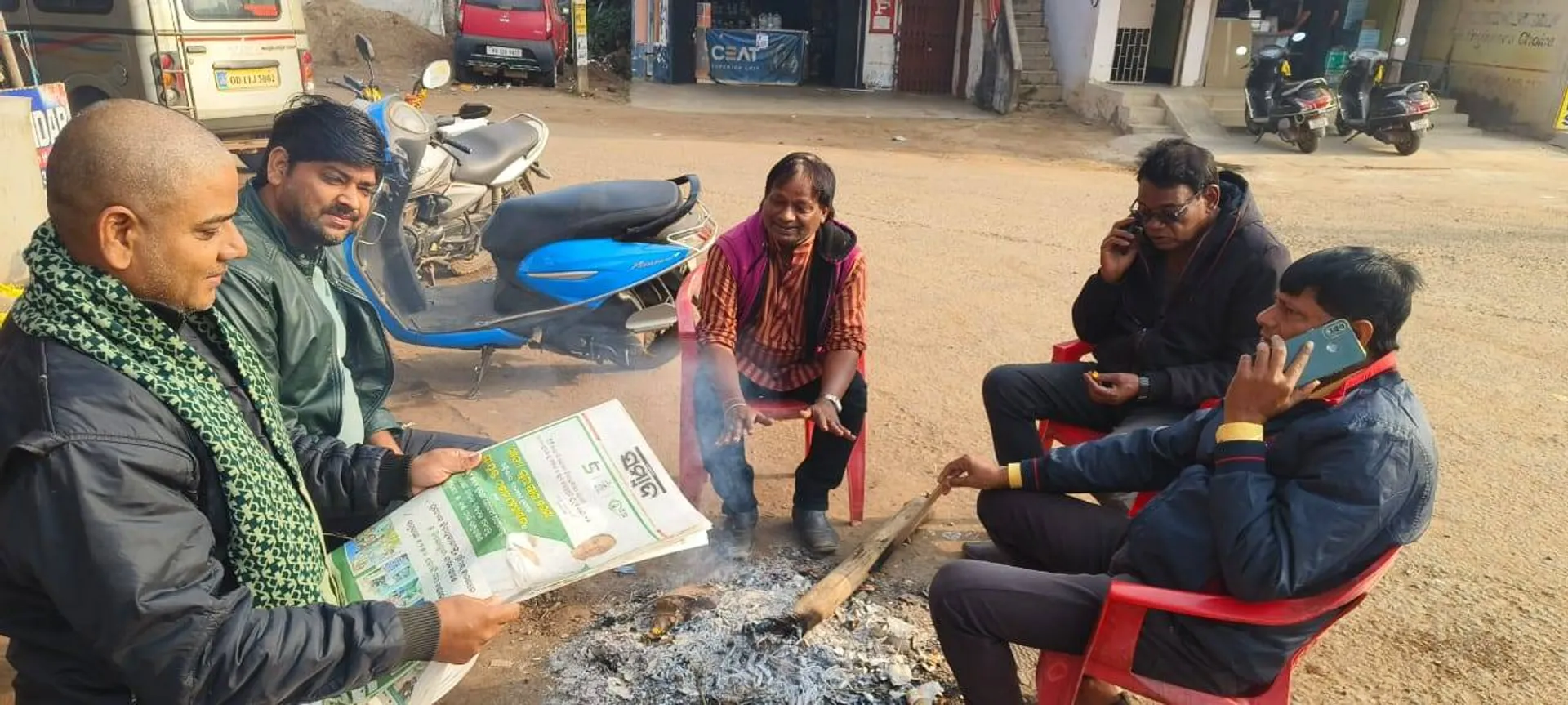 ରାଇରଙ୍ଗପୁରରେ ଶୀତ ଲହରି। (ଫଟୋ: ତୁଷାର)