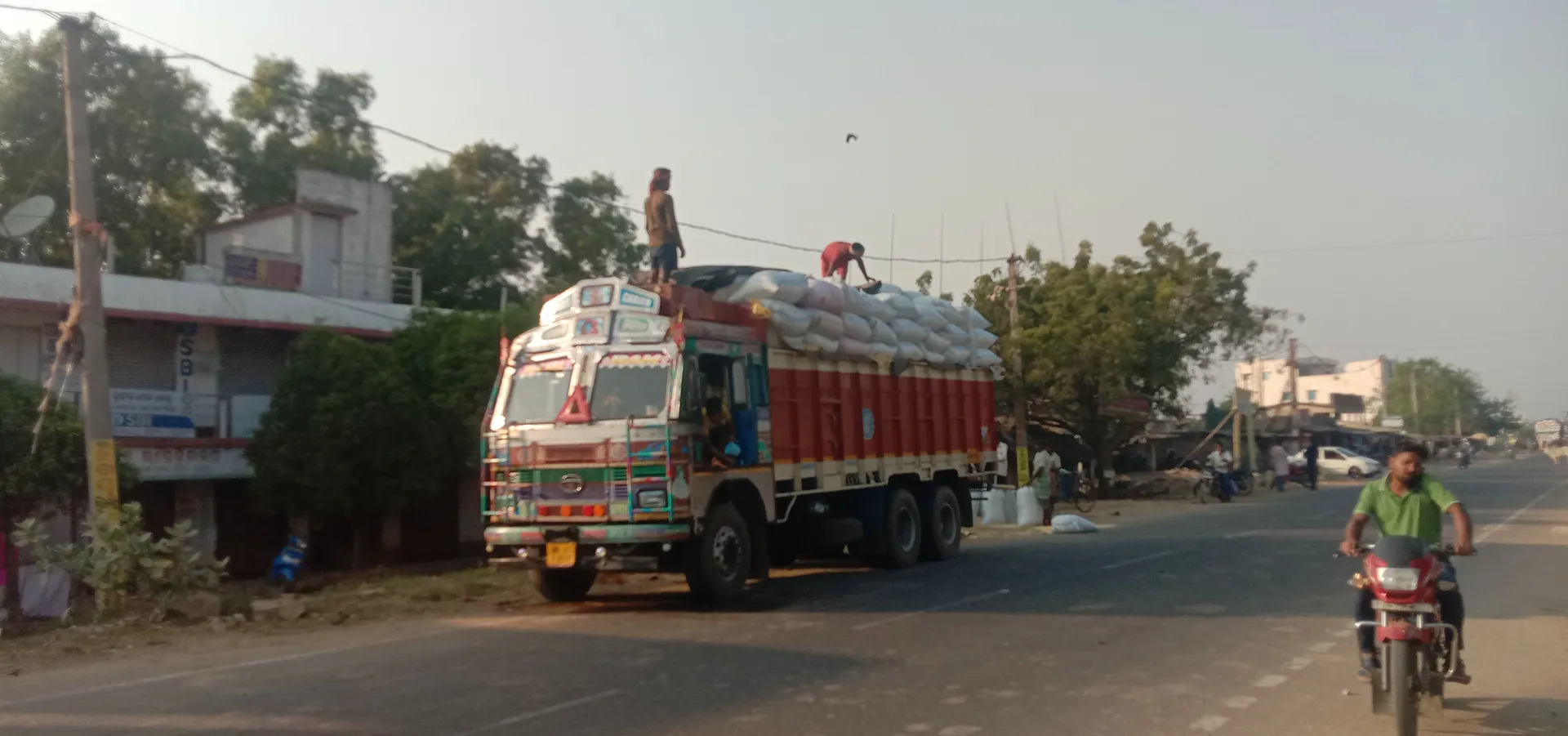 ୧୫ ଶହ ଟଙ୍କାରେ ବଙ୍ଗ ବେପାରୀଙ୍କ ହାତରେ ଚାନ୍ଦବାଲିରୁ ଚାଲାଣ ହେଉଛି ଧାନ ଫଟୋ