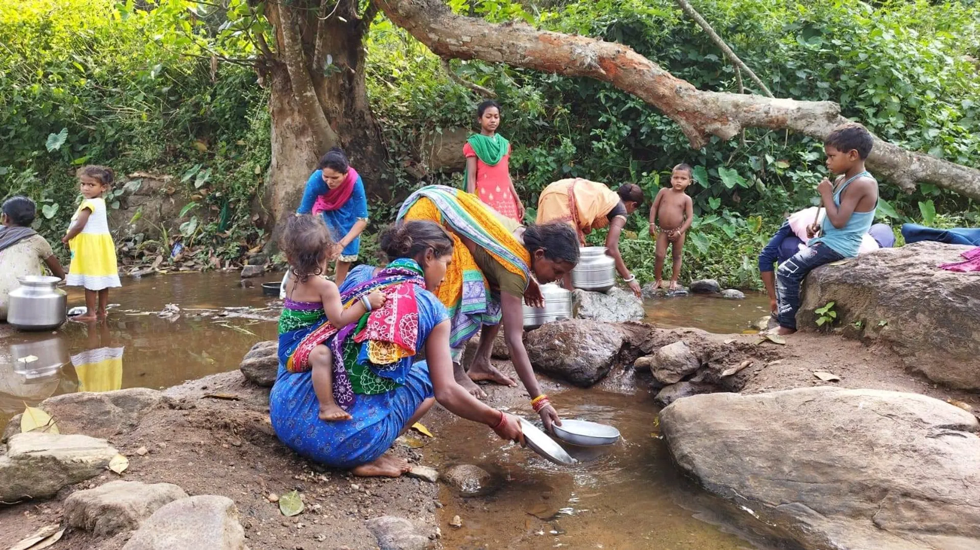 ସରକାରୀ ବାବୁଙ୍କ ପାଦ ପଡିନଥିବା ଗାଁ ହିର୍ଷାମୁହିଁ: ଝରଣା ପାଣିରେ ମେଣ୍ଟୁଛି ଶୋଷ