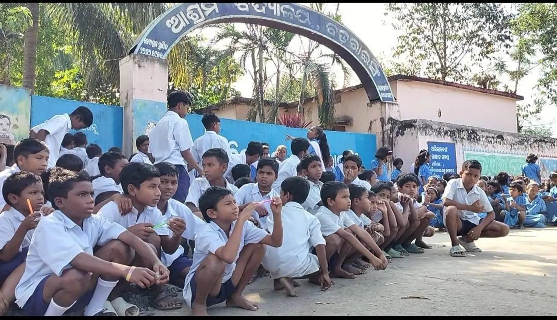 ବଡରାଇସିଂ ଆଶ୍ରମ ବିଦ୍ୟାଳୟର ପିଲା ଚାଲି ଚାଲି ଆସିବା ଘଟଣା: ପ୍ରଧାନଶିକ୍ଷକ ନିଲମ୍ବିତ
