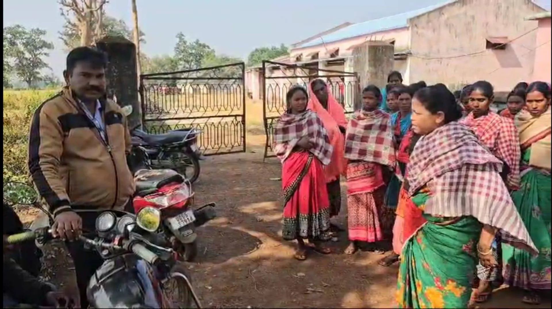 ଫାର୍ମ ଅଧିକାରୀଙ୍କୁ ତାଲାମାରିଲେ ଶ୍ରମିକ