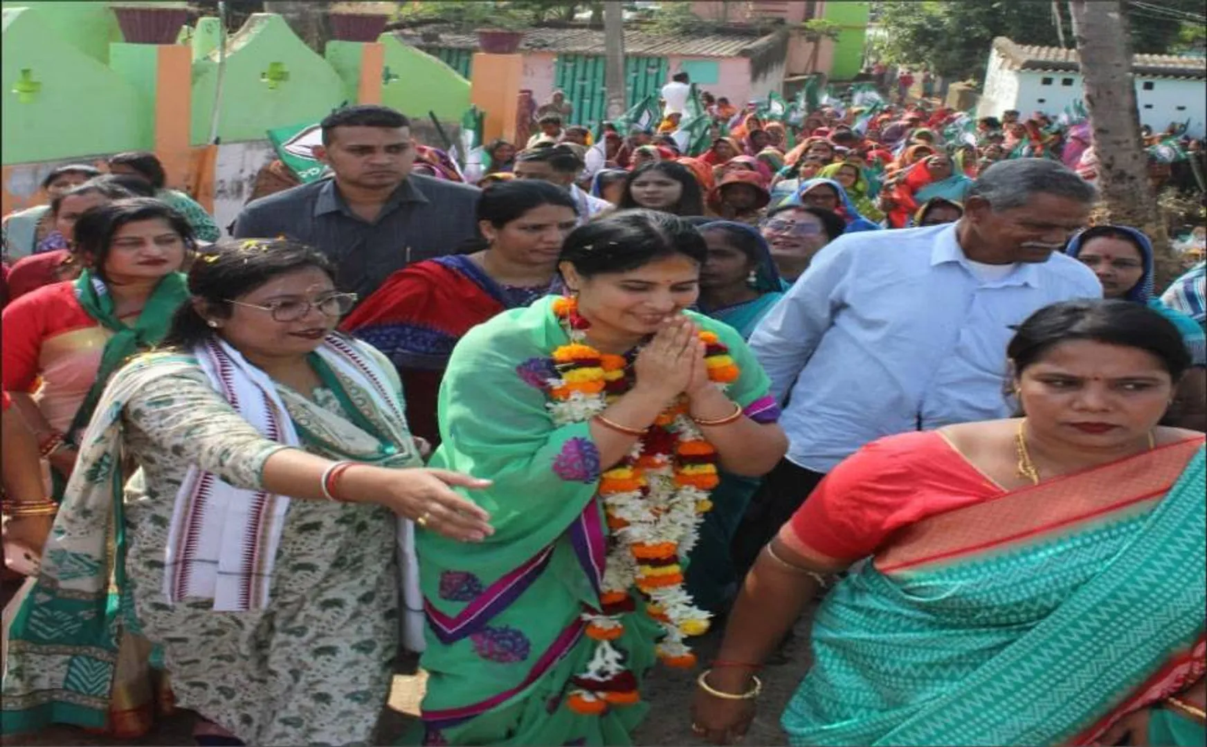ଉତ୍ତର ଭୁବନେଶ୍ବରରେ ନିର୍ବାଚନୀ ଭ୍ରମ : ବିଜେଡି କର୍ମୀ ଦେଲେ ନାରା... ଶ୍ରୀମୟୀ ମିଶ୍ର ସାଂସଦ ପ୍ରାର୍ଥୀ