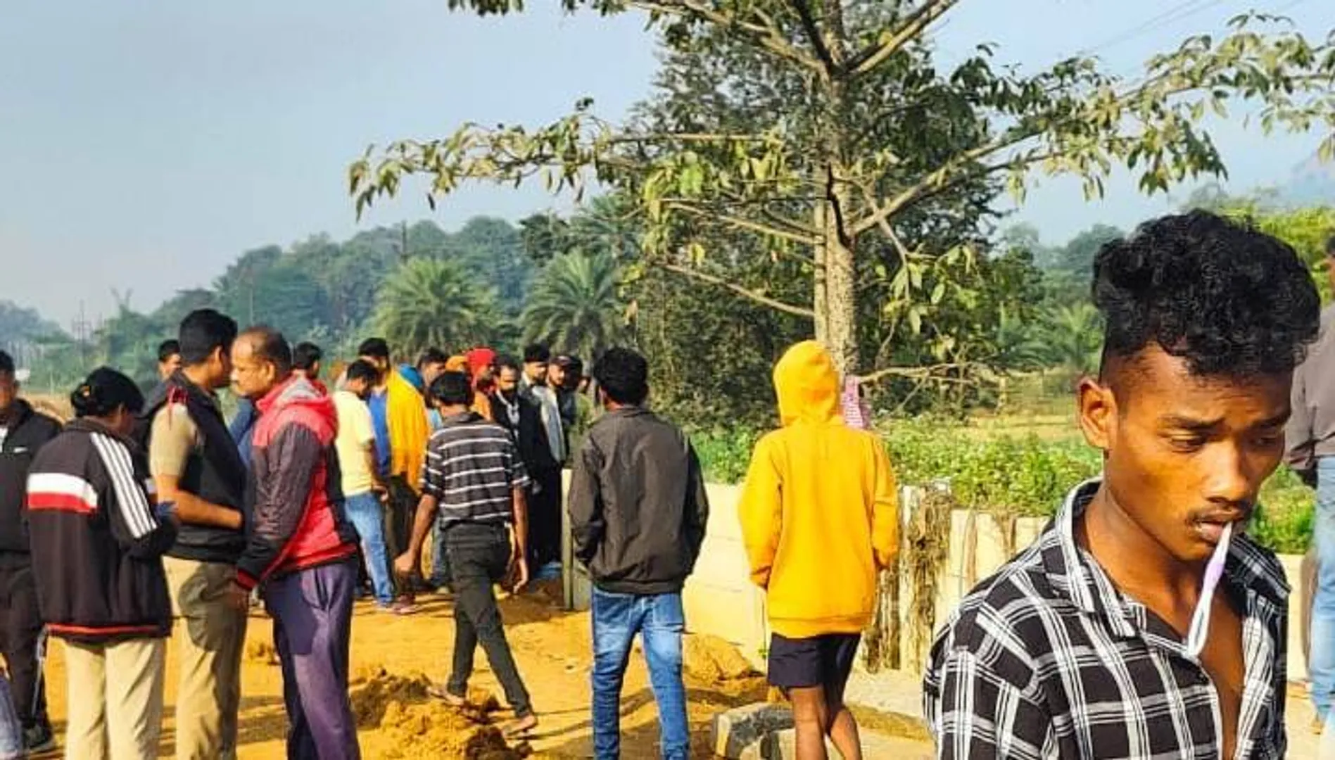 ରାଉରକେଲା: ରାସ୍ତାପାର୍ଶ୍ଵ ଗଛରେ ଆତ୍ମହତ୍ୟା କଲେ ଅଜଣା ଯୁବକ