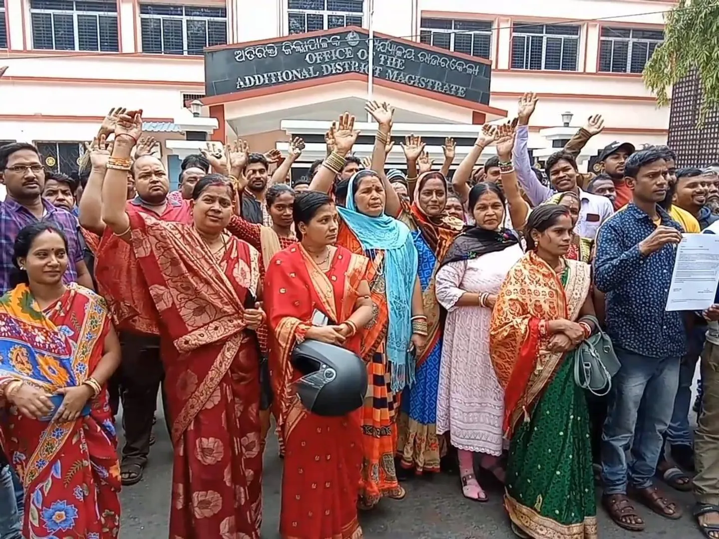 ଟିସିଆଇ ଛକରେ ଦୋକାନ ଉଚ୍ଛେଦର ପ୍ରତିବାଦ; ଥଇଥାନ ଦାବିରେ ଏଡ଼ିଏମ୍‌ ଅଫିସ୍‌ ଘେରାଉ