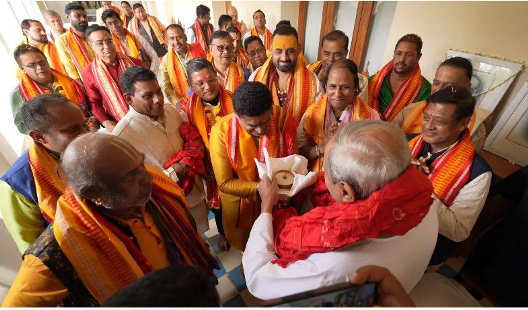 ଶ୍ରୀମନ୍ଦିର ପରିକ୍ରମା ପ୍ରକଳ୍ପ ଉଦ୍‌ଘାଟନ ଉତ୍ସବର ନିମନ୍ତ୍ରଣ ରକ୍ଷାକରି ସେବାୟତଙ୍କୁ ଗୁଆ ଓ ଚାଉଳ ଦେଲେ ମୁଖ୍ୟମନ୍ତ୍ରୀ 