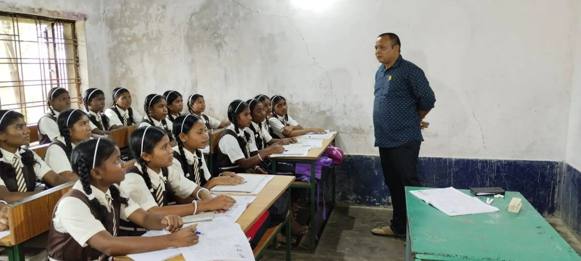 କେଡିଏଫ୍ ଆଦିବାସୀ ଆବାସିକ କନ୍ୟାଶ୍ରମରେ ପାଠ ପଢ଼ାଇଲେ ଉପଜିଲ୍ଲାପାଳ