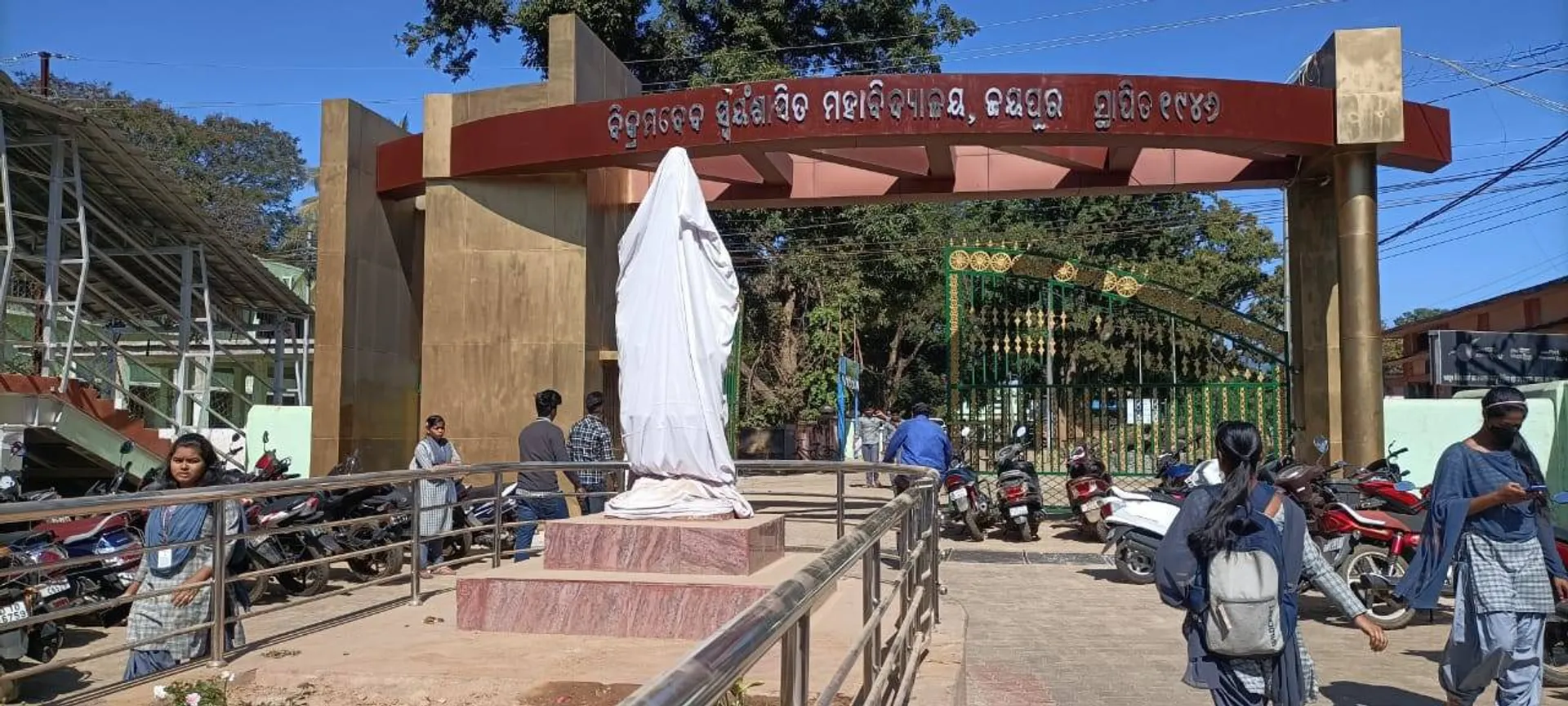 ବିକ୍ରମଦେବ ବିଶ୍ବବିଦ୍ୟାଳୟ ସମ୍ମୁଖରେ ରାଜଶ୍ରୀ ବିକ୍ରମ ଦେବ ବର୍ମାଙ୍କ ପ୍ରତିମୂର୍ତ୍ତି ବସାଇବା ପାଇଁ ପ୍ରଶାସନ ଭୁଲିଗଲେ କି ?