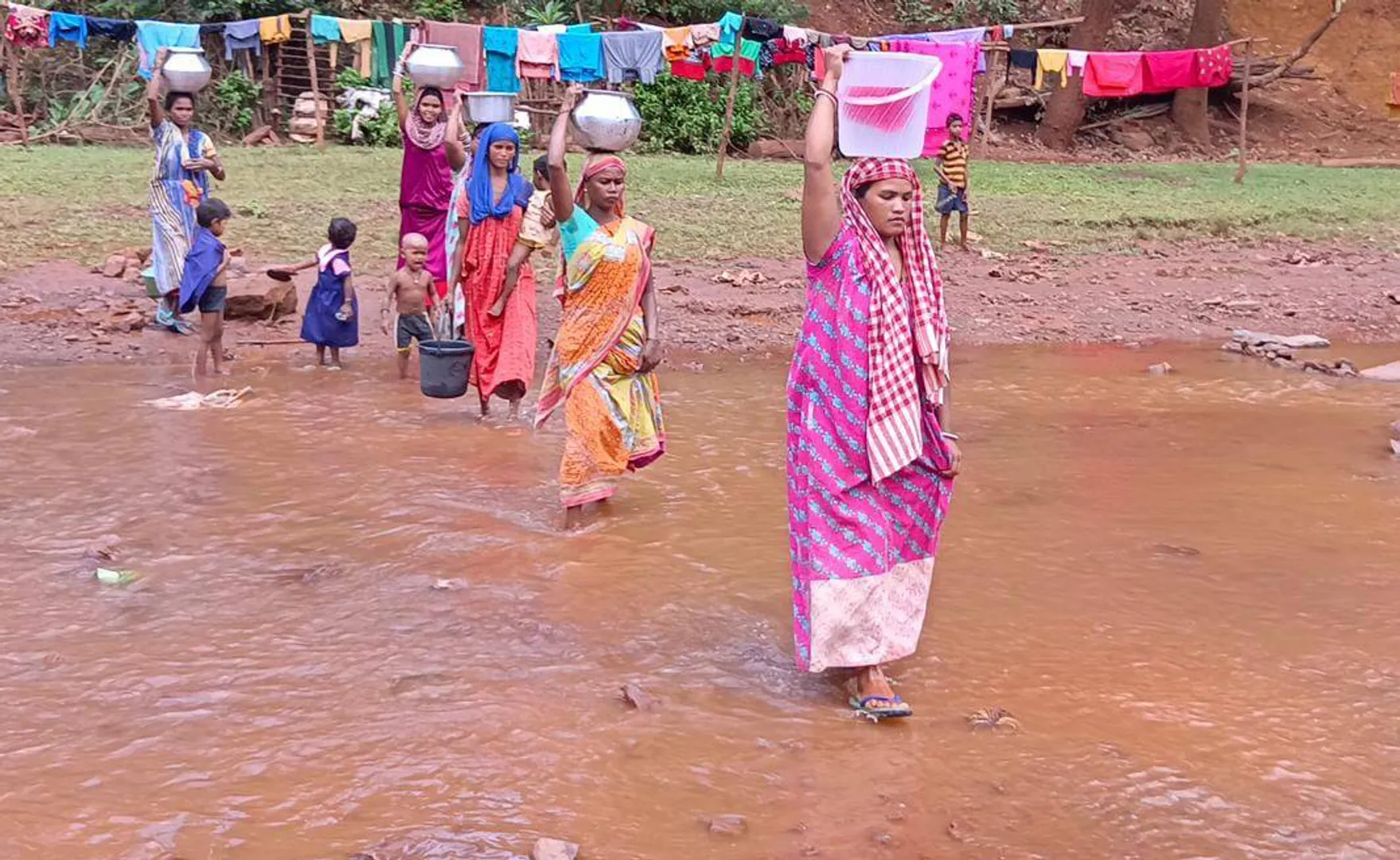 ୬ ହଜାର ଲୋକଙ୍କ ଏକମାତ୍ର ଭରସା: ଶୋଷ ମେଣ୍ଟାଉଛି ବିଷାକ୍ତ ସୁନାନାଳ