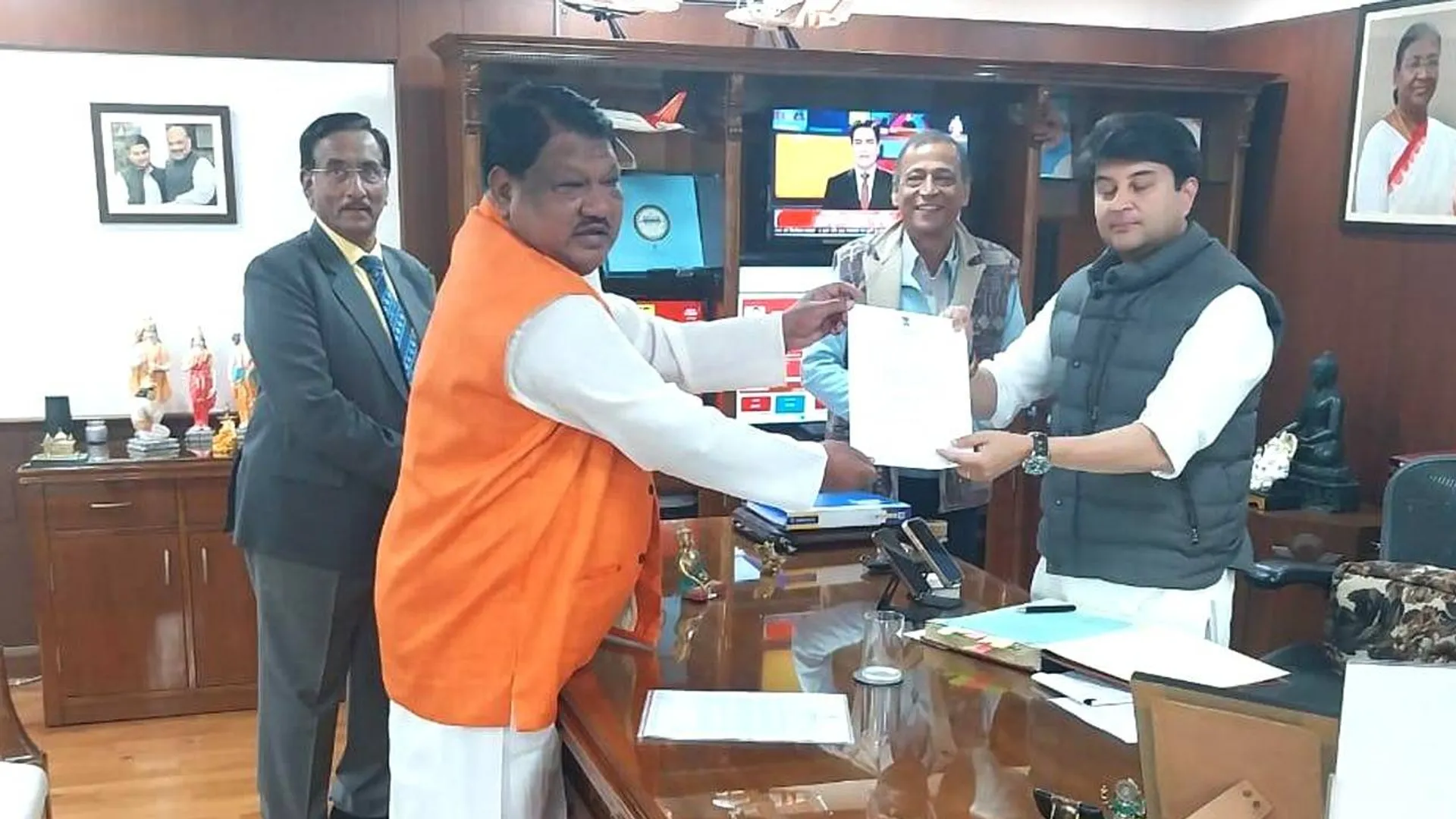 ପୂର୍ଣ୍ଣ କାର୍ଯ୍ୟକ୍ଷମ ବିମାନବନ୍ଦର ଆଶା ଫିଟିଲା: ବିଭାଗୀୟ ମନ୍ତ୍ରୀଙ୍କୁ ଭେଟିଲେ ଜୁଏଲ
