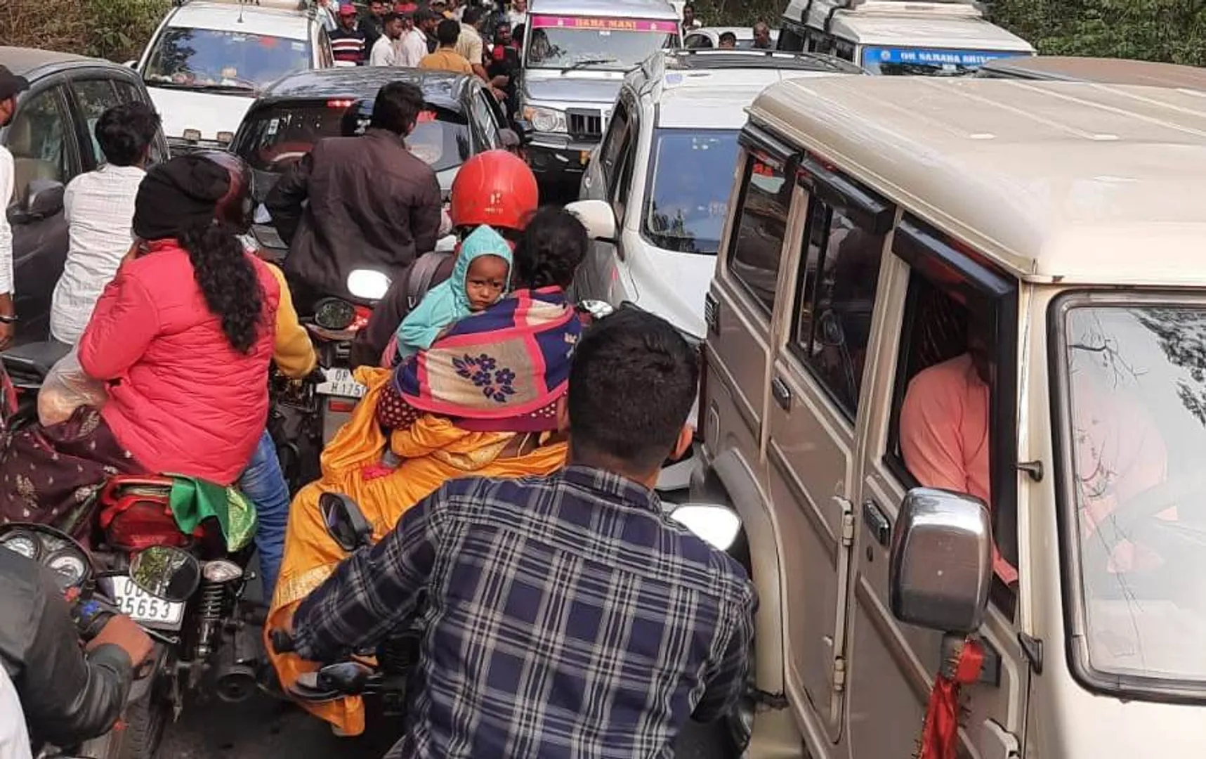 ଗୁଣ୍ଡିଚାଘାଗି ଜଳପ୍ରପାତରେ ଅସମ୍ଭାଳ ଭିଡ଼: ଫେରିଲେ ହଜାର ହଜାର ପର୍ଯ୍ୟଟକ