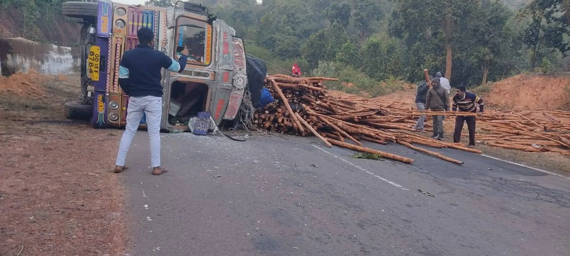 ମୀନାପାଇ ଘାଟିରେ ଭାରସାମ୍ୟ ହରାଇ ଓଲଟିଲା କାଠ ବୋଝେଇ ଟ୍ରକ୍‌: ଜାତୀୟ ରାଜପଥ ଅବରୋଧ