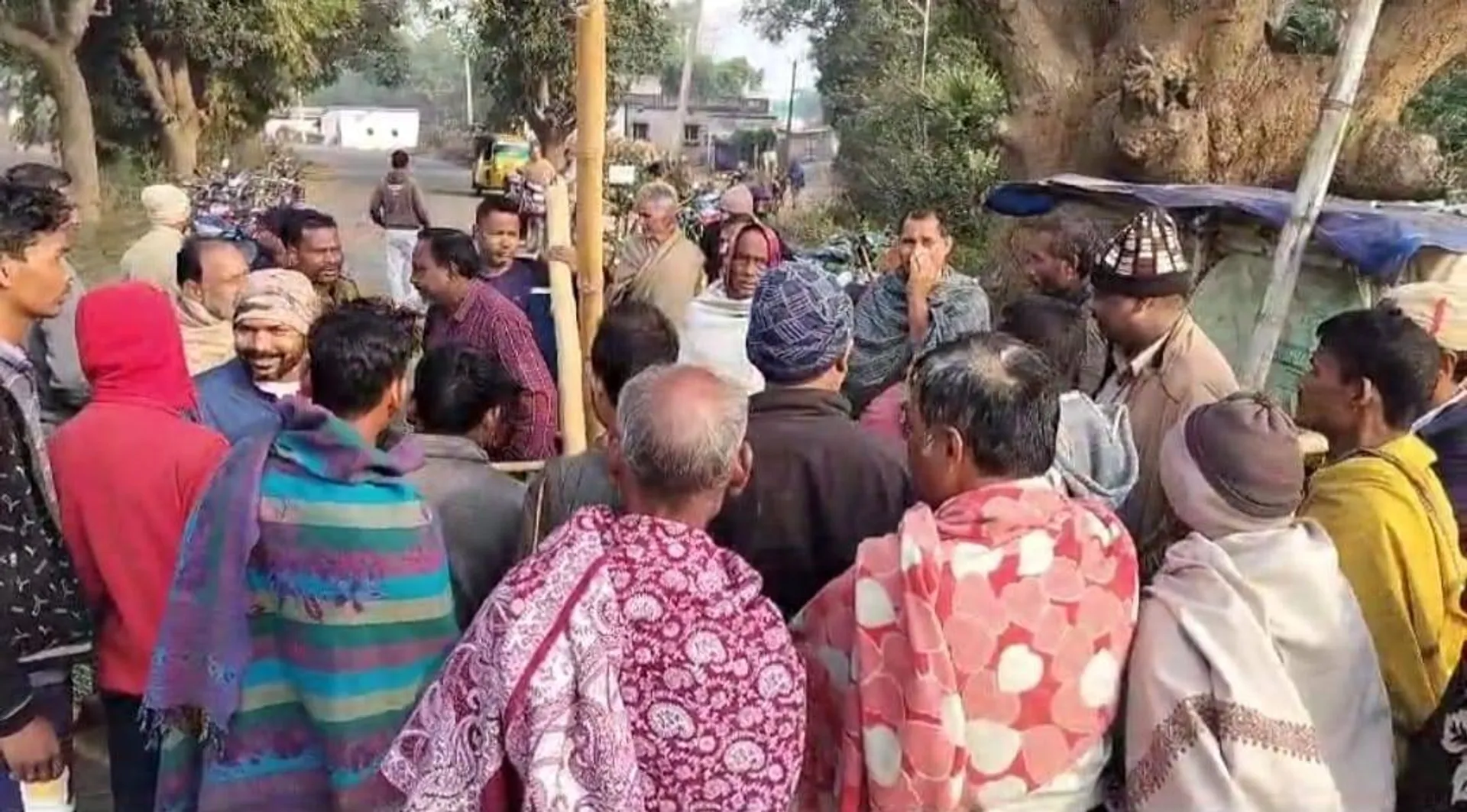ହାତୀ ଉତ୍ପାତ, ତାତିଲେ ଲୋକେ: ରାସ୍ତା ଅବରୋଧ, ବନ ଅଧିକାରୀ ଅଟକ