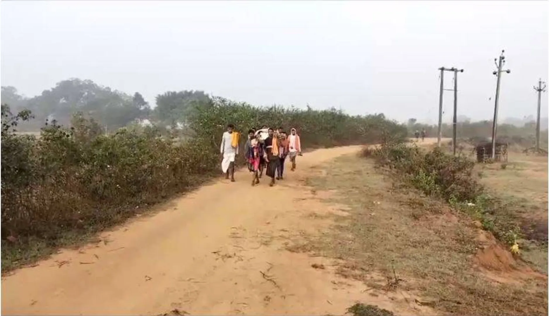 ବିକଶିତ ଓଡ଼ିଶାର ଚିତ୍ର: ମିଳିଲାନି ଆମ୍ବୁଲାନ୍ସ, କାନ୍ଧରେ ଶବ ବୋହିଲେ ୨୦ କିଲୋମିଟର