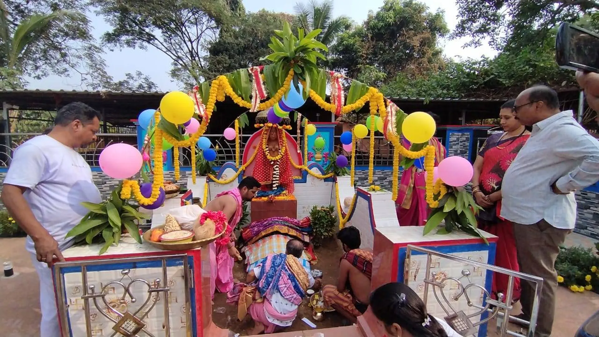 ମା’ ମଝିଘରିଆଣିଙ୍କ ପୀଠରେ ପୂଜାର୍ଚ୍ଚନା: ମନସ୍କାମନା ପୂର୍ଣ୍ଣ ହେତୁ ସଧବା, ଯୁବତୀ ସତୀକୁଣ୍ଡରେ କରୁଛନ୍ତି ପୂଜା