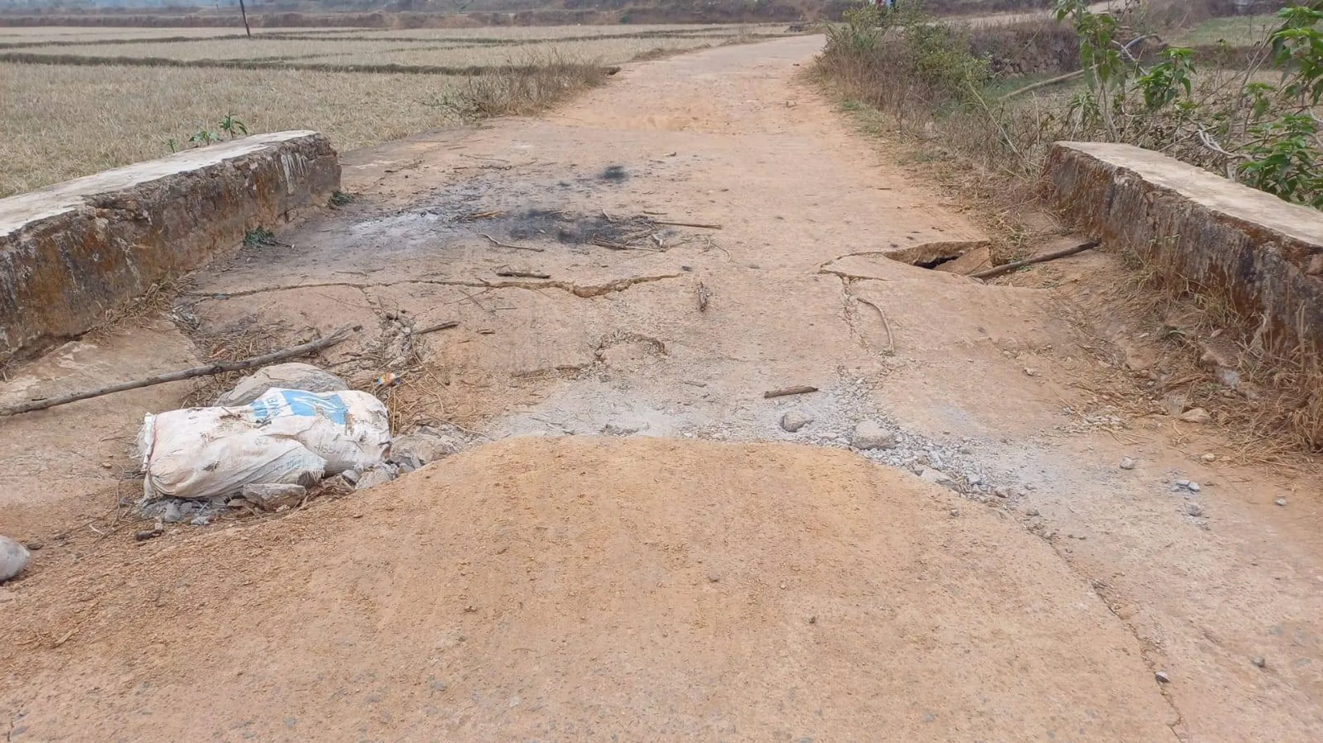 କଳିଙ୍ଗା ପଞ୍ଚାୟତ ଡୁଗୁଡ଼ିପାରିକୁ କେବେ ହେବ ପକ୍କା ସଡ଼କ? ଗର୍ଭବତୀଙ୍କୁ ଆମ୍ବୁଲାନ୍ସ ସେବା ମିଳିବା କଷ୍ଟସାଧ୍ୟ