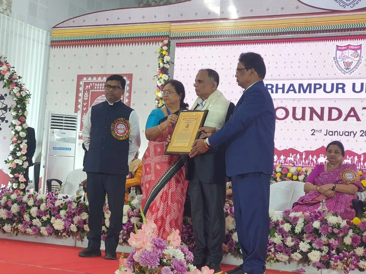କାମାକ୍ଷୀ ପ୍ରସାଦଙ୍କୁ ବ୍ରହ୍ମପୁର ବିଶ୍ବବିଦ୍ୟାଳୟ ଦ୍ବାରା ‘ଅଙ୍ଗବସ୍ତ୍‘ ସମ୍ମାନ