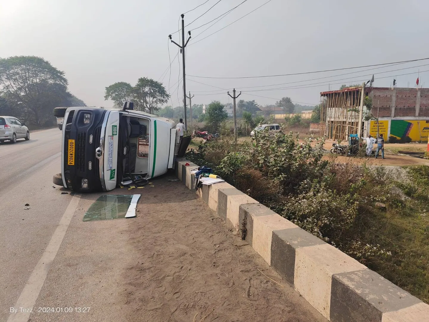 ଟ୍ରାକ୍ଟର ଧକ୍କାରେ ଓଲଟିଲା ଆମ୍ବୁଲାନ୍ସ