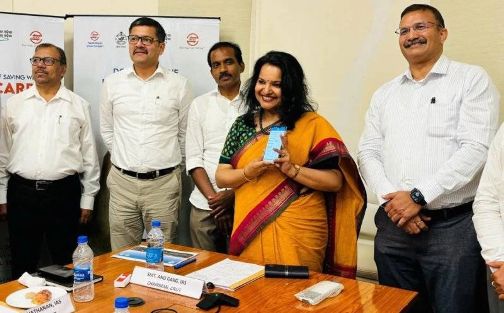 ନୂଆ ମୋ ବସ୍‌ ଆପ୍‌ସ ଓ ‌ମୋ ବସ୍‌ କାର୍ଡ ଉନ୍ମୋଚନ କରୁଛନ୍ତି ଉନ୍ନୟନ କମିସନର ଅନୁ ଗର୍ଗ।