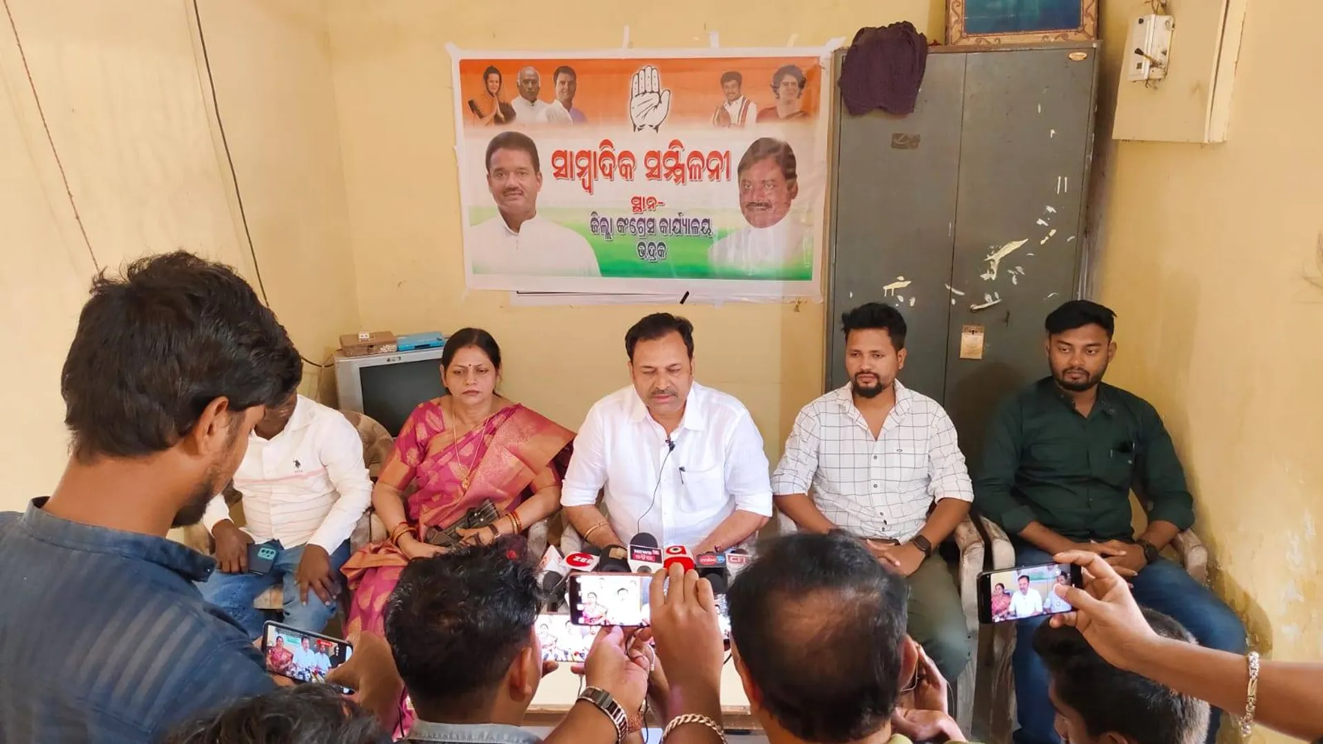 ବିପର୍ଯ୍ୟସ୍ତ ରାସ୍ତାଘାଟ ନେଇ କଂଗ୍ରେସର ଆନ୍ଦୋଳନ ଚେତାବନୀ 