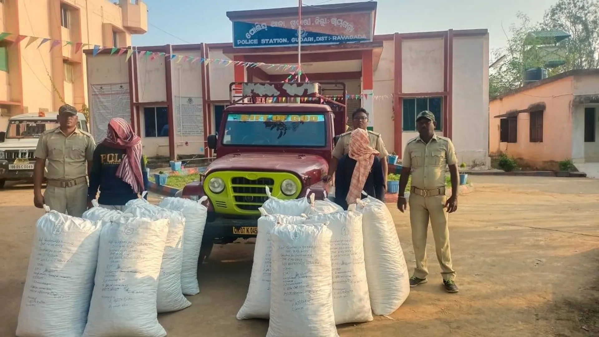 ରାୟଗଡ଼ାରୁ ବାହାର ରାଜ୍ୟକୁ ଚାଲାଣ ବେଳେ ୪୧୭ କିଲୋ ଗଂଜେଇ ଜବତ, ୨ ଗିରଫ