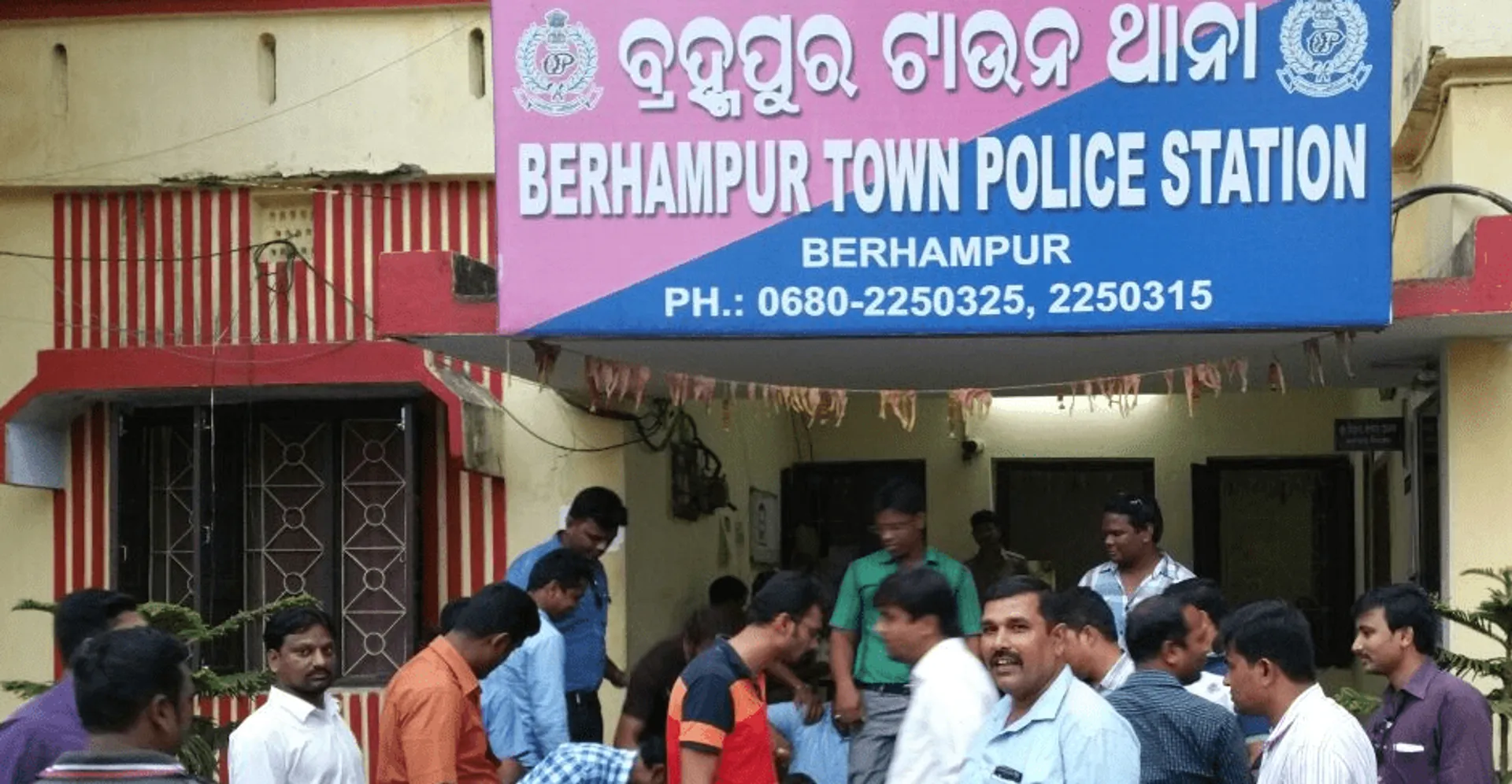 ଆର୍ମିର ସ୍ବତନ୍ତ୍ର ଡ୍ରେସ କପଡ଼ା ବିକି ହରଡ଼ଘଣାରେ ଦୋକାନୀ: ୪୮୮ ମିଟର କପଡ଼ା ଜବତ କଲା ପୁଲିସ