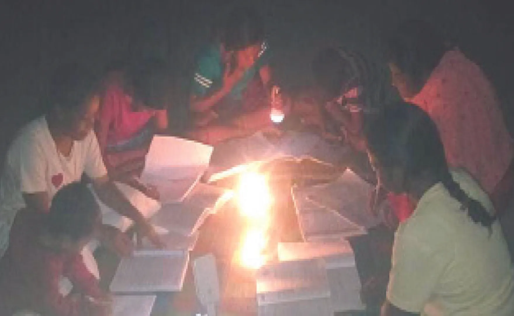 ଆଗକୁ ବୋର୍ଡ ପରୀକ୍ଷା: ଲଣ୍ଠନ ଆଲୁଅରେ ପାଠପଢ଼ା