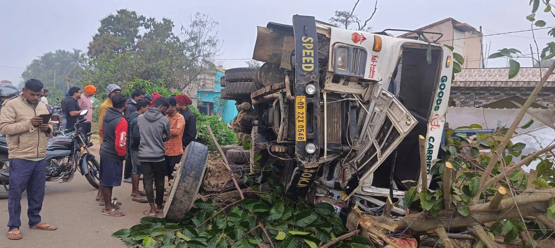 ଦୋକାନ ଭିତରକୁ ପଶିଗଲା ବାଲି ବୋଝେଇ ହାଇୱା, ଅଳ୍ପକେ ବର୍ତ୍ତିଲେ ଚାଳକ