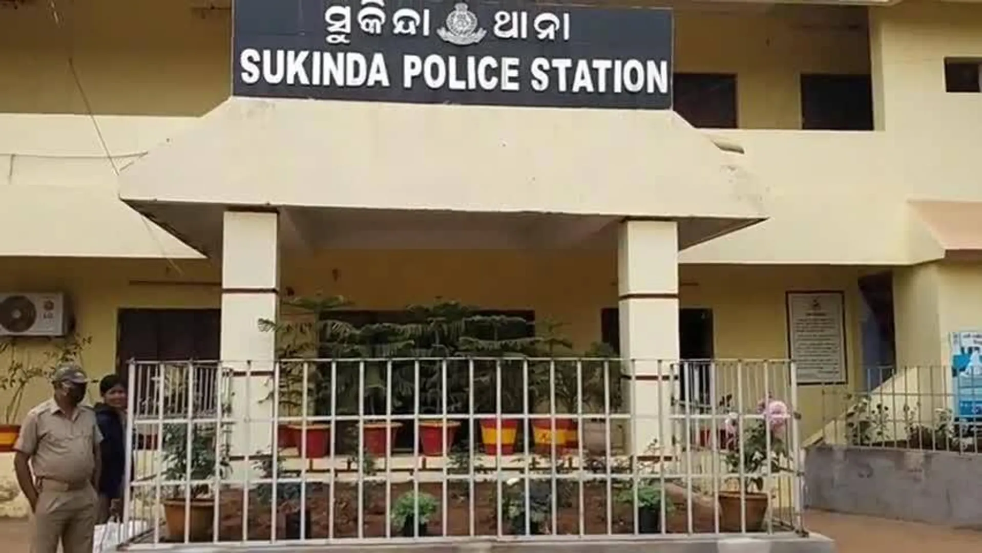 ବନ୍ଧୁକ ଦେଖାଇ ଦୁଇ ଶିକ୍ଷୟିତ୍ରୀଙ୍କଠାରୁ ସୁନାଚେନ୍‌ ଲୁଟ୍‌: ସିସି କ୍ୟାମେରାରେ ଲୁଟେରାଙ୍କ ଫଟୋ