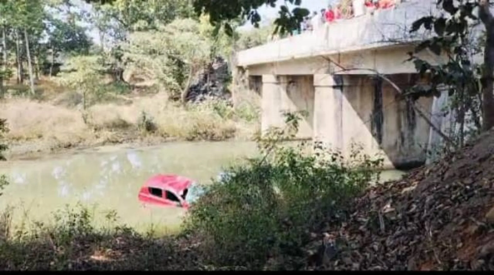 ଭାରସାମ୍ୟ ହରାଇ ପୋଲ ତଳକୁ ଖସିଲା କାର, ୪ ଗୁରୁତର