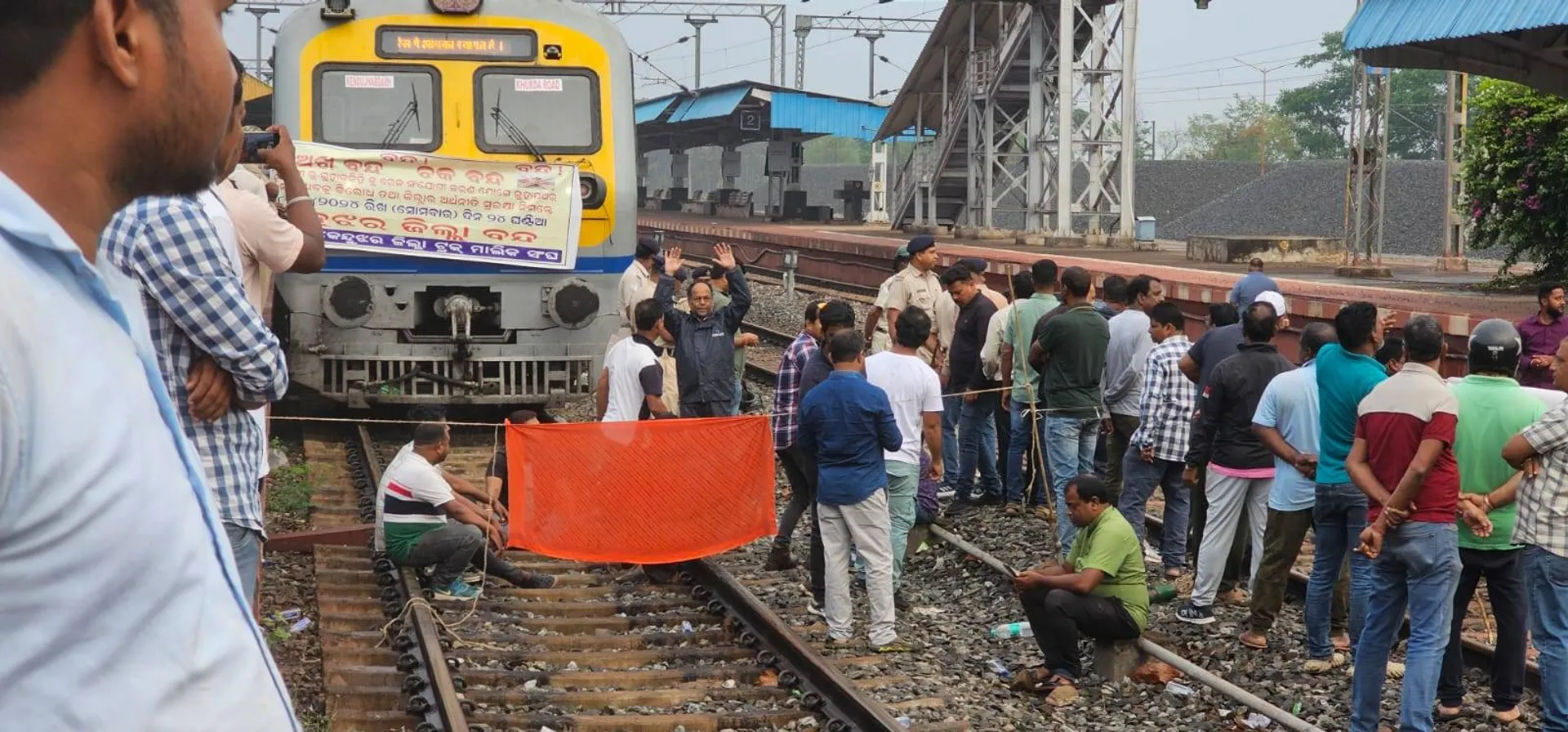 କେନ୍ଦୁଝରରେ ଅଖଚକ ବନ୍ଦ: ଷ୍ଟେସନରେ ୨ଟି ଟ୍ରେନ୍‌କୁ ଅଟକ ରଖି ପ୍ରତିବାଦ