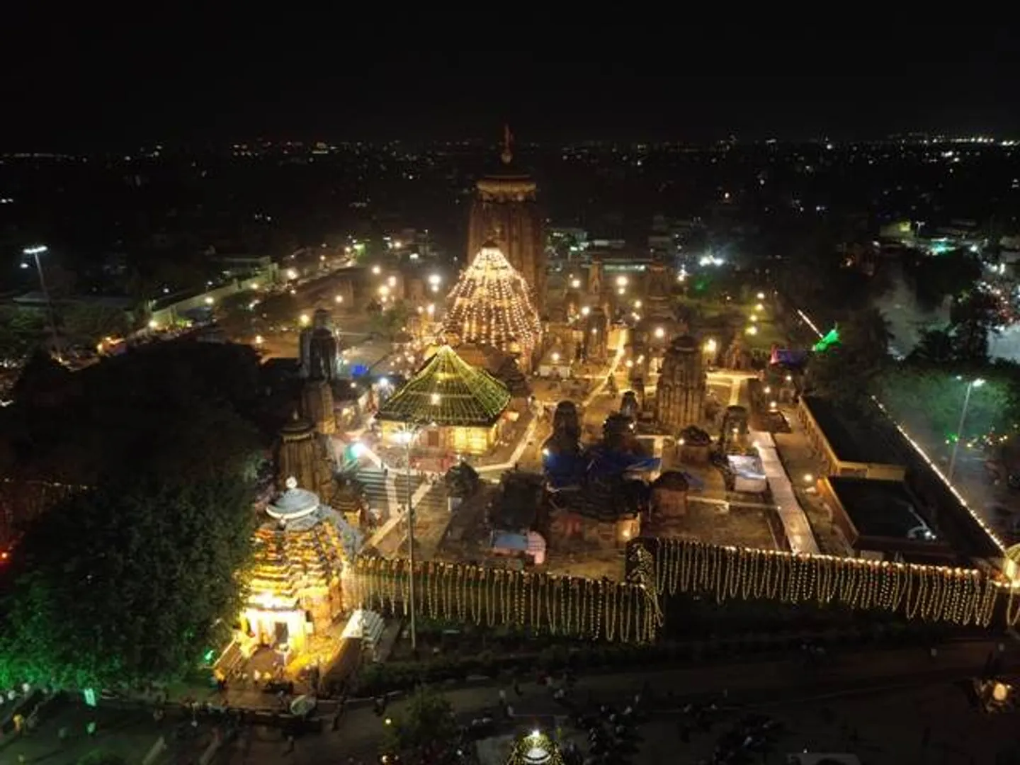 ଆଲୋକମାଳାରେ ଝଲସୁଛି ପ୍ରଭୁ ଲିଙ୍ଗରାଜଙ୍କ ମନ୍ଦିର। (ଫଟୋ: ଅସିତ)
