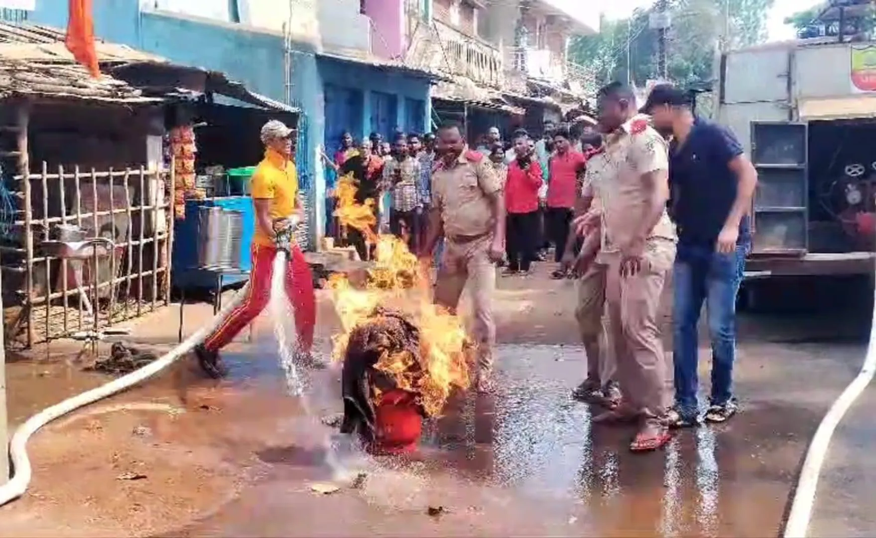 ଲକ୍ଷ୍ମୀପୁରର ଏକ ଜଳଖିଆ ଦୋକାନରେ ଗ୍ୟାସ ସିଲିଣ୍ଡରରୁ ନିଆଁ ଲାଗି ଜଳିଗଲା ଦୋକାନ ଘର
