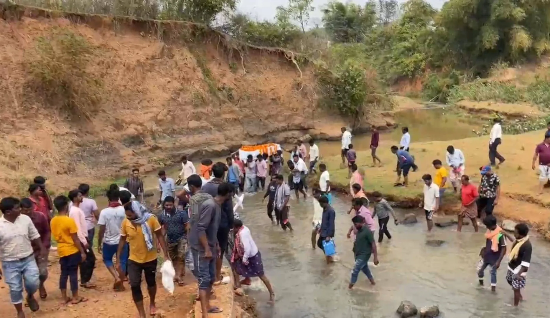 ପୁଣି ନଦୀ ପାର ହୋଇ ଶବ ସଂସ୍କାର: ବାରମ୍ବାର କହିବା ସତ୍ତ୍ୱେ ହୋଇପାରୁନି ସେତୁ