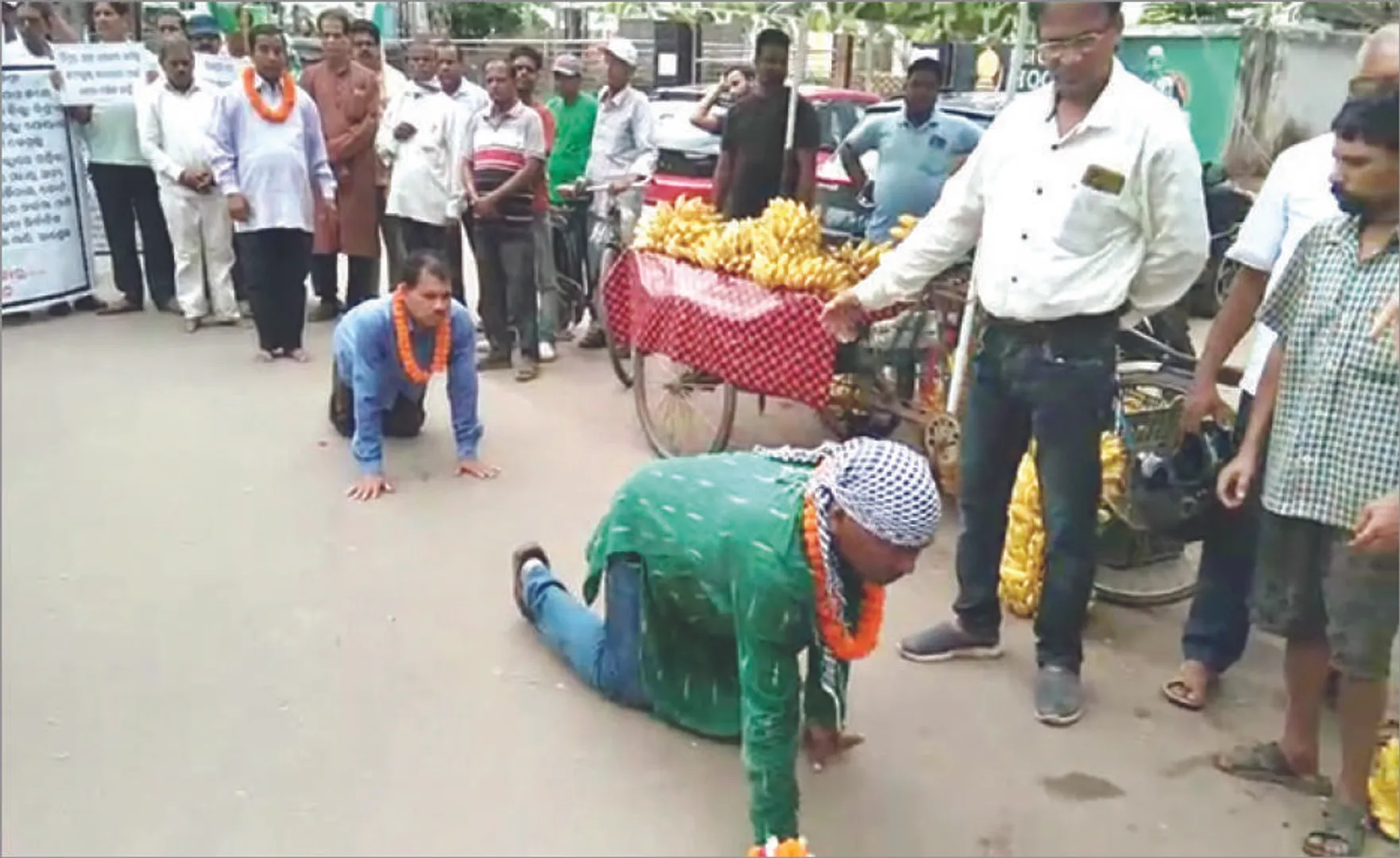 ମେଡିକାଲ୍‌ କଲେଜ୍‌ ପାଇଁ ରାସ୍ତାରେ ଅଭିନବ ପ୍ରତିବାଦ: ଦଣ୍ଡ ମାରି, ଆଣ୍ଠେଇଆଣ୍ଠେଇ ଶୋଭାଯାତ୍ରା