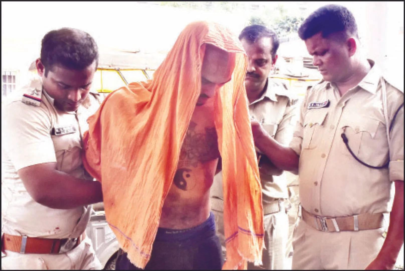ବିଦେଶୀ ପର୍ଯ୍ୟଟକଙ୍କ ଉନ୍ମତ୍ତକାଣ୍ଡ: ପୁଲିସ, ସେବାୟତଙ୍କୁ ପିଟିଲା