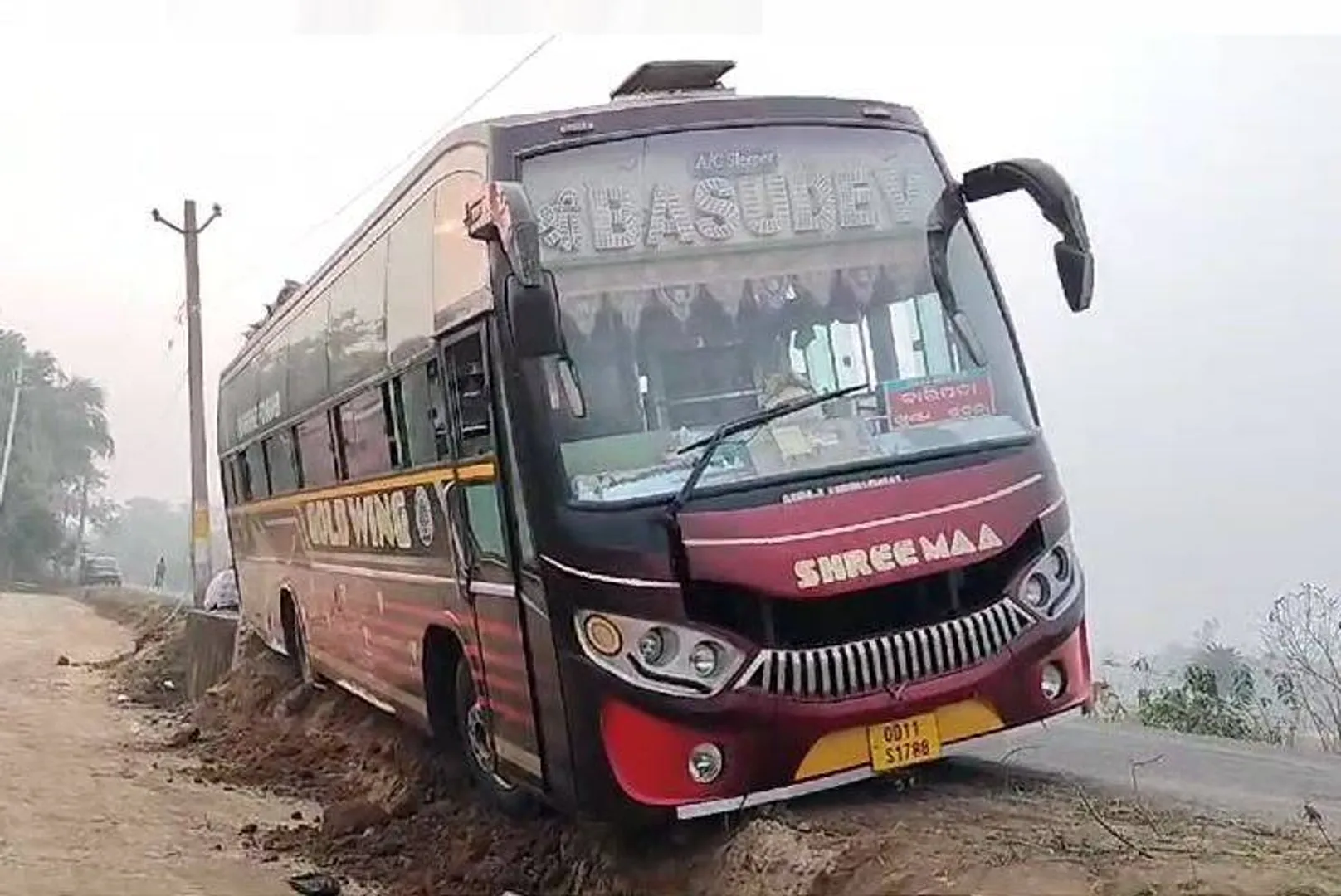 ରାସ୍ତା ପାର୍ଶ୍ବ କଲଭଟର ଉପରେ ଚଢିଗଲା ଯାତ୍ରୀବାହୀ ବସ, ଅଳ୍ପକେ ବର୍ତ୍ତିଲେ ଯାତ୍ରୀ