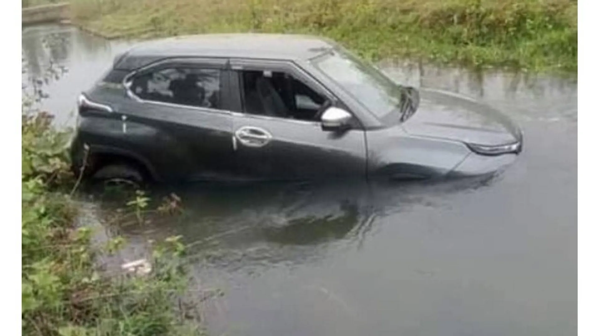 କେନାଲ ଭିତରକୁ ପଶିଗଲା ଚଳନ୍ତା କାର