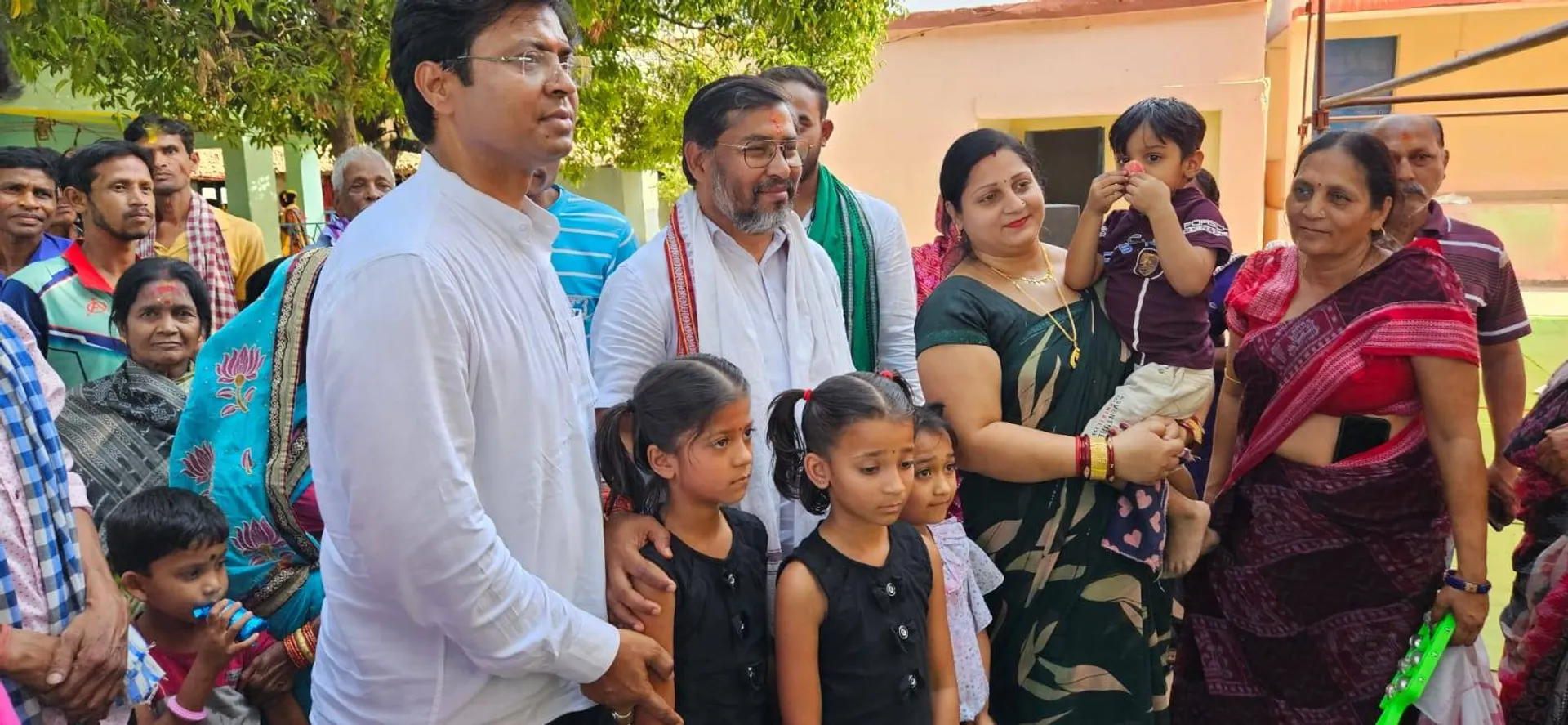 ଯୋଗେଶ ଚଲାଇଲେ ଦିଲୀପ ବସିଲେ: ବାଇକରେ ଗାଁକୁ ଯାଇ ମାଗିଲେ ଭୋଟ୍‌