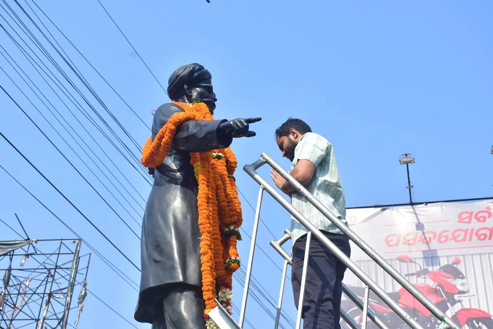 ଉତ୍କଳ ଦିବସରେ ବରପୁତ୍ରଙ୍କ ପ୍ରତିମୂର୍ତ୍ତିରେ ମାଲ୍ୟାର୍ପଣ