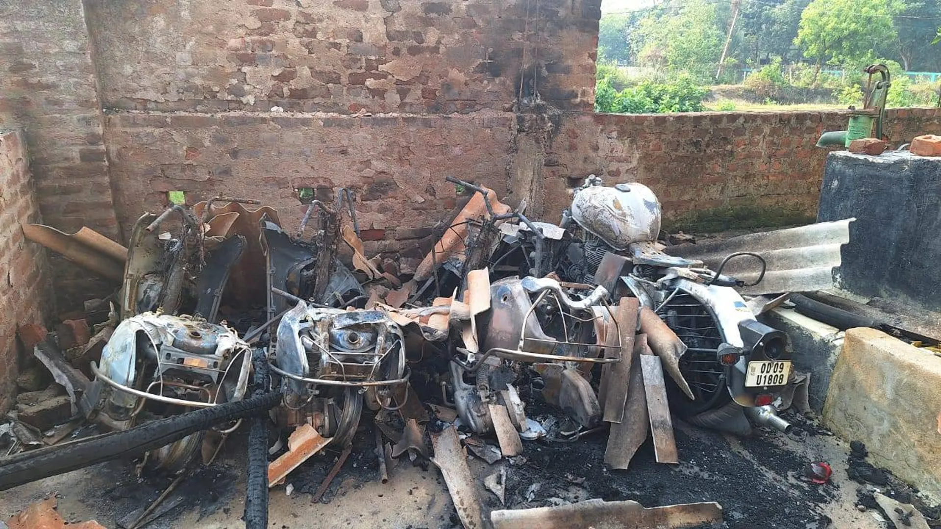 ଗ୍ୟାରେଜ ପୋଡ଼ିଦେଲେ: ଜଳିଗଲା ୩ ସ୍କୁଟି, ଗୋଟିଏ ବାଇକ୍‌